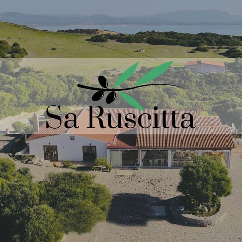 Agriturismo Sa Ruscitta a Sant'Antioco. Un posto raffinato immerso nella natura. Con la Sant'Antioco card avrai una bottiglia di vino o spumante con un soggiorno minimo di 2 notti.